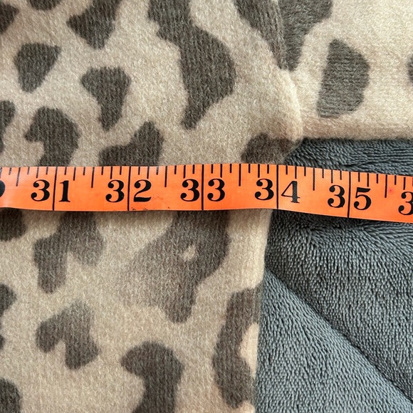 POL Leopard-Animal Print oversized V-Neck Sweater in Beige and Gray large NWOT - Picture 5 of 7